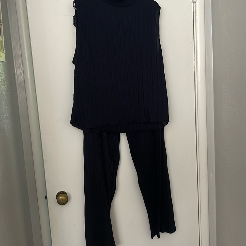 Zara 2 piece knit suit. New w/o tags. Never worn
